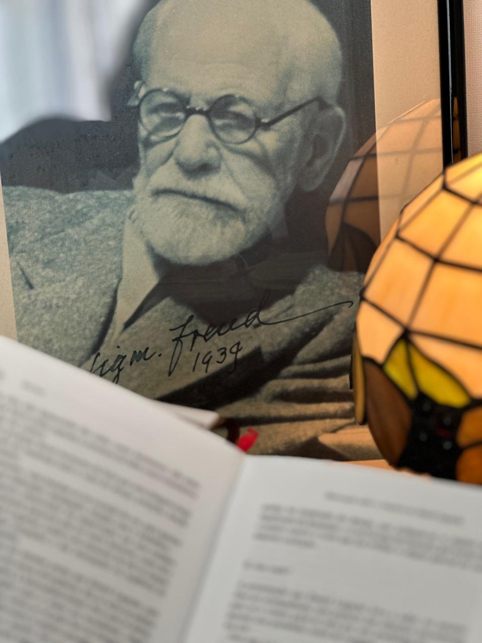 Retrato de Freud (1939) com luminária Tiffany